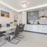 5 Bedroom Cozy In Vakantiehuis Vrsi