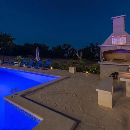 Сasa de vacaciones 5 Bedroom Cozy In *