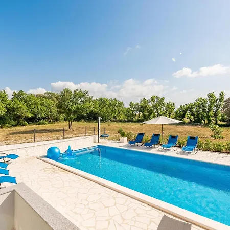Сasa de vacaciones 5 Bedroom Cozy In *