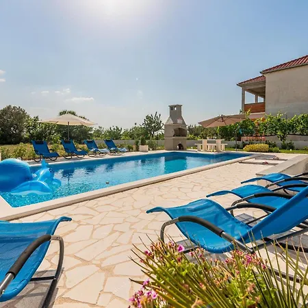 Сasa de vacaciones 5 Bedroom Cozy In *