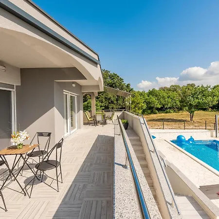 5 Bedroom Cozy In Сasa de vacaciones Vrsi
