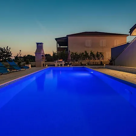 5 Bedroom Cozy In Сasa de vacaciones