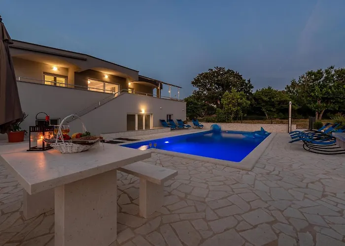 5 Bedroom Cozy In Nyaraló