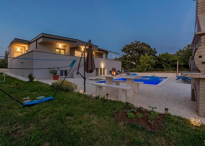 5 Bedroom Cozy In Nyaraló *