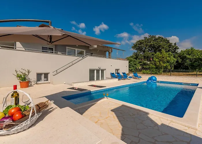 5 Bedroom Cozy In Nyaraló Vrsi