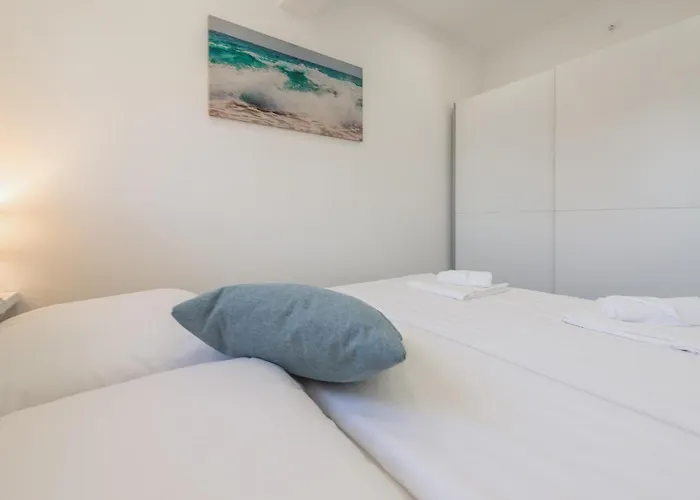 5 Bedroom Cozy In Nyaraló *