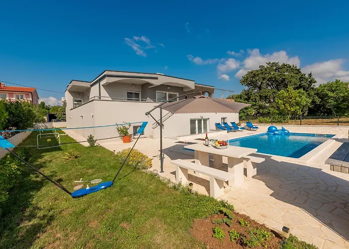 5 Bedroom Cozy In Nyaraló Vrsi