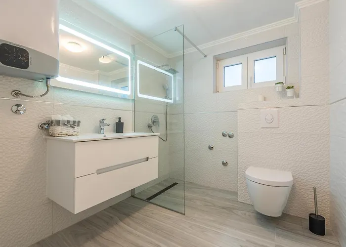 5 Bedroom Cozy In Nyaraló *