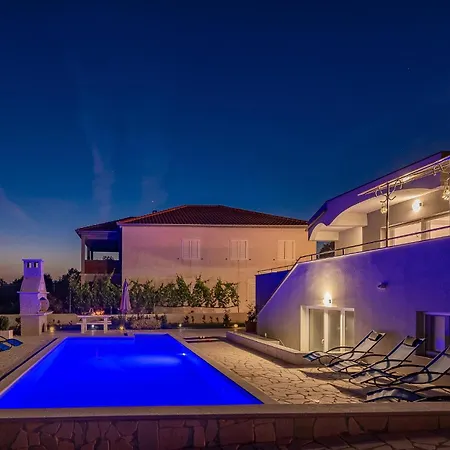 Luxurious In *