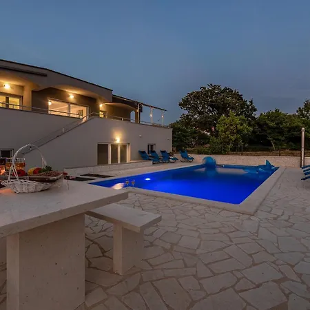 5 Bedroom Cozy In Hébergement de vacances
