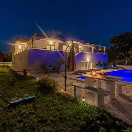 Holiday home Luxurious In