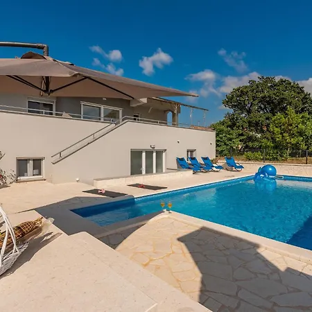 5 Bedroom Cozy In Hébergement de vacances Vrsi
