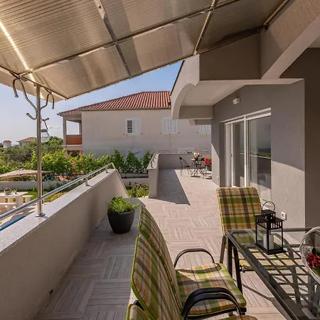 Hébergement de vacances 5 Bedroom Cozy In *