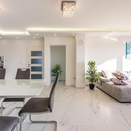 5 Bedroom Cozy In Hébergement de vacances