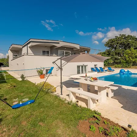 5 Bedroom Cozy In Hébergement de vacances Vrsi