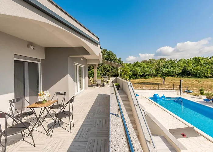 5 Bedroom Cozy In Ferienhaus Vrsi